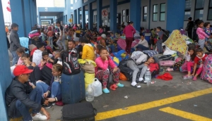 Cientos de venezolanos aguardan su ingreso en el Cebaf de Tumbes pese a restricción