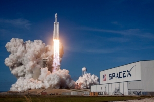 Exitoso triple aterrizaje de cohetes reutilizables de SpaceX, la empresa de Elon Musk