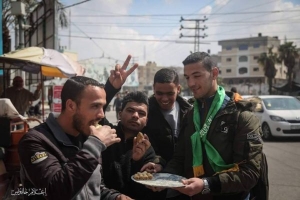 Palestinos celebran el atentado terrorista repartiendo caramelos: &quot;Saludamos a los héroes que lo hicieron&quot;