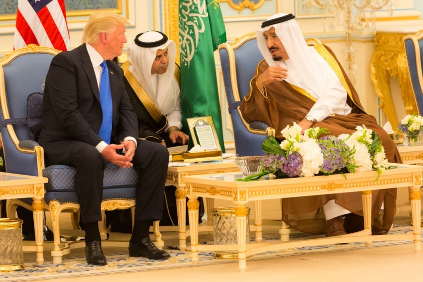 Trump advierte al rey saudita que podría no durar ni dos semanas sin EEUU.