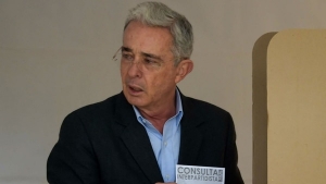 Colombia: Uribe renuncia a su escaño en el senado