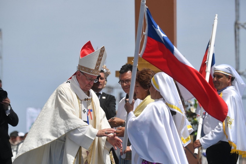 Obispos chilenos ponen sus cargos a disposición del papa Francisco